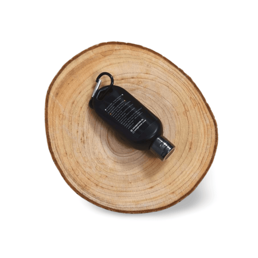 Liquid Chalk Flüssigkreide in schwarz auf Holzunterlage, Gym Chalk für besseren Halt und Kontrolle.