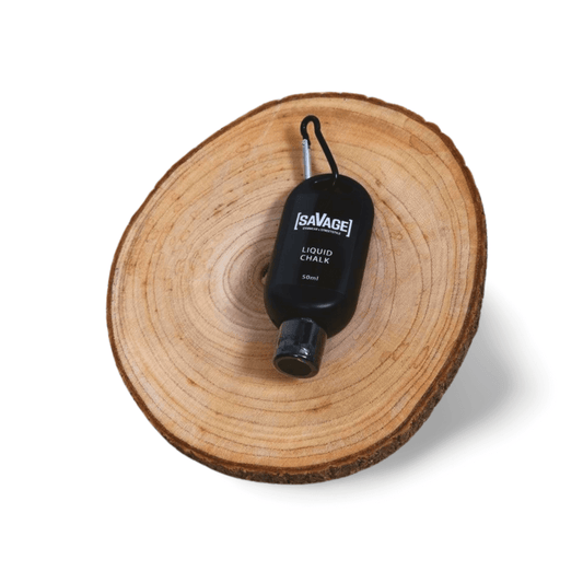 LIQUID CHALK FLÜSSIGKREIDE on a wooden surface, showcasing the Savage Style design and grip-enhancing features.
