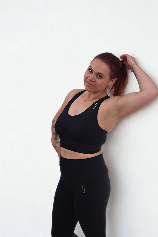 Model wearing PERFORMANCE LEGGINGS RAW UNLEASHED in black, showcasing seamless power and stylish fit.